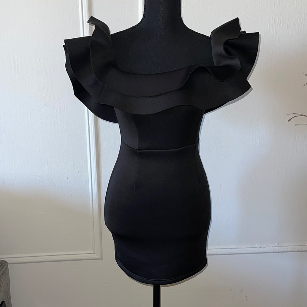 Rushed shoulder black mini dress